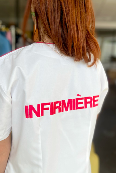 Blouse infirmière brodée dos